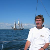 Per sailing with Rolf. Kalmar Nyckel in the background.